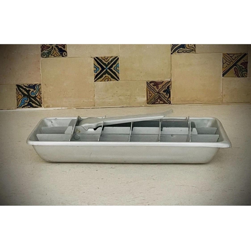 VINTAGE AMCOR ALUMINUM ICE CUBE TRAY, 11.25” X 4.4”, RETRO STYLE. GOOD CONDITON.
